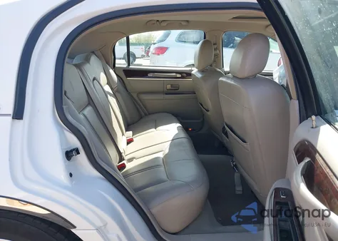 2007 Lincoln Town Car Signature Limited z USA, uszkodzony, nr VIN 1LNHM82V67Y630711